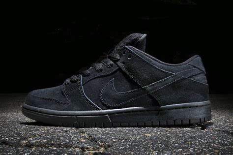 nike low dunks all black